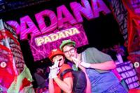 dos personas disfrazadas de mario y luigi en New Year's Padana Project posando