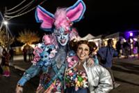 Dos personas divirtiéndose en horteralia