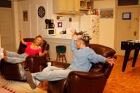 Dos personas sentadas en sillones en The FRIENDS Experience