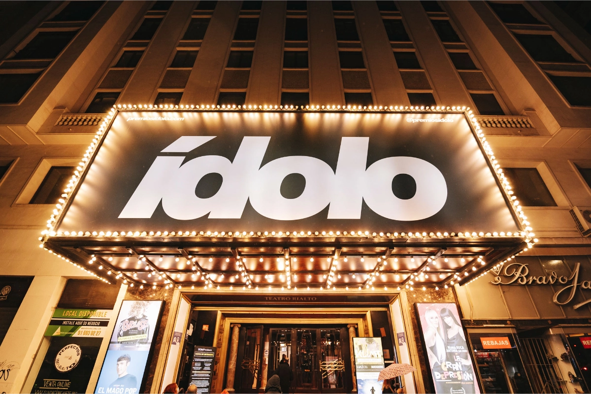 Entrada con un cartel con el nombre de los premios idolo