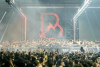 escenario del blackworks face 2 face con mucha gente y el escenario con el logo