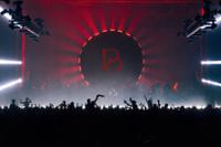 escenario del blackworks face 2 face con publico, láseres y el logo con luces rojas