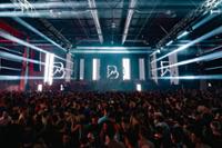 escenario del blackworks face 2 face con publico y luces láser