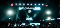 Escenario de DJ Gordo con un cartel de TARAKA