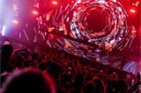 escenario de Dont let daddy know con un DJ tocando música