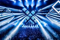 Escenario de Don’t Let Daddy Know con una multitud vibrante y luces espectaculare