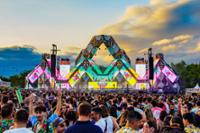 Escenario lleno de luces y colores de Love The Twenties con el público bailando