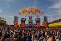 Escenario Love The 90s con fuegos artificiales