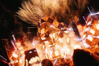 escenario de Love The Twenties con fuegos artificiales