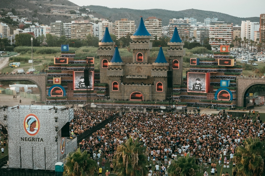 escenario de Medusa WInter Festival con forma de castillo con DJ tocando y gente bailando