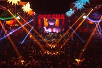 escenario de New Year's Padana Project con luces y un monton de gente bailando