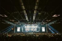 escenario de Oro Viejo con el logo y luces