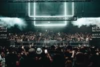 Escenario de Outworld con mucha gente bailando