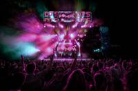 Escenario de Pompa 360 con carteles luminosos y gente bailando