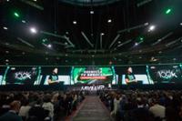 escenario de reinicia tu negocio en verde y mucha gente escuchando al ponente