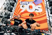 Foto de DJs en el escenario de Love The 90s