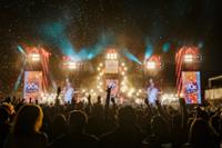 foto de escenario del festival Love The 90s de noche con gente bailando