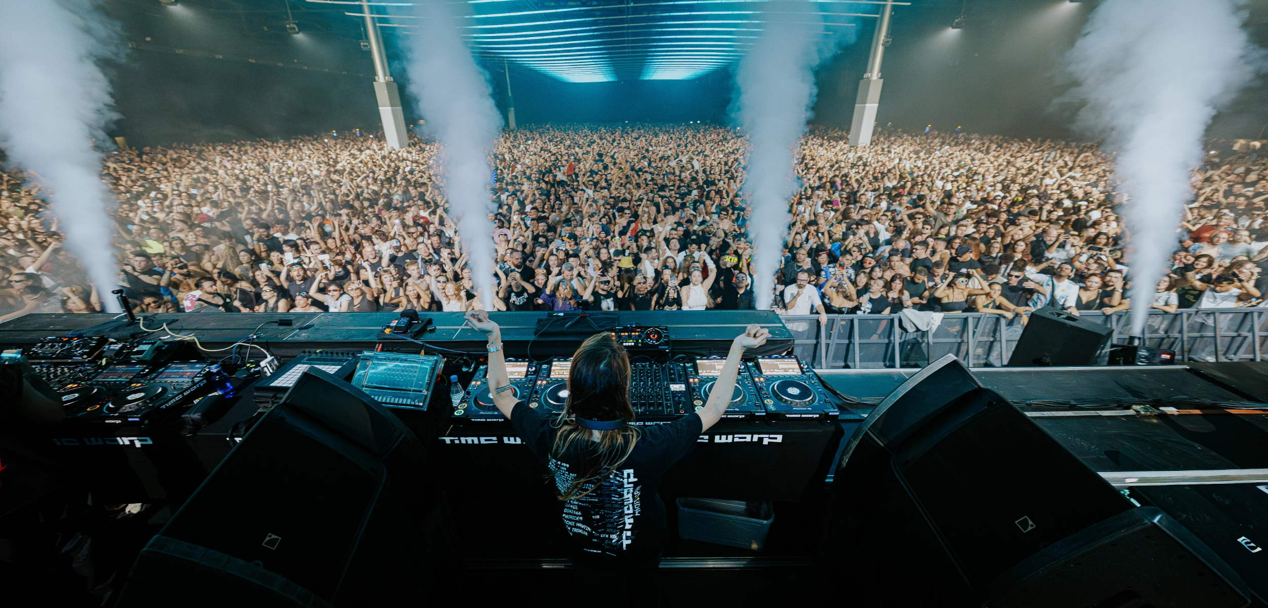 foto escenario de festival Time Warp con luces y gente bailando