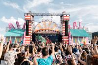 foto de gente bailando mientras en el escenario de Love The 90s canta King Africa