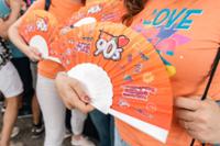 foto de una mano sujetando un abanico de Love The 90s