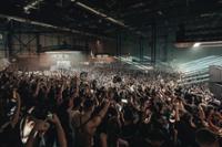 Foto de un montón de gente bailando en Outworld