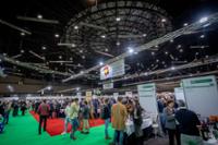 Foto de pabellón con muchas personas esperando para ver los stands de Salón Peñin