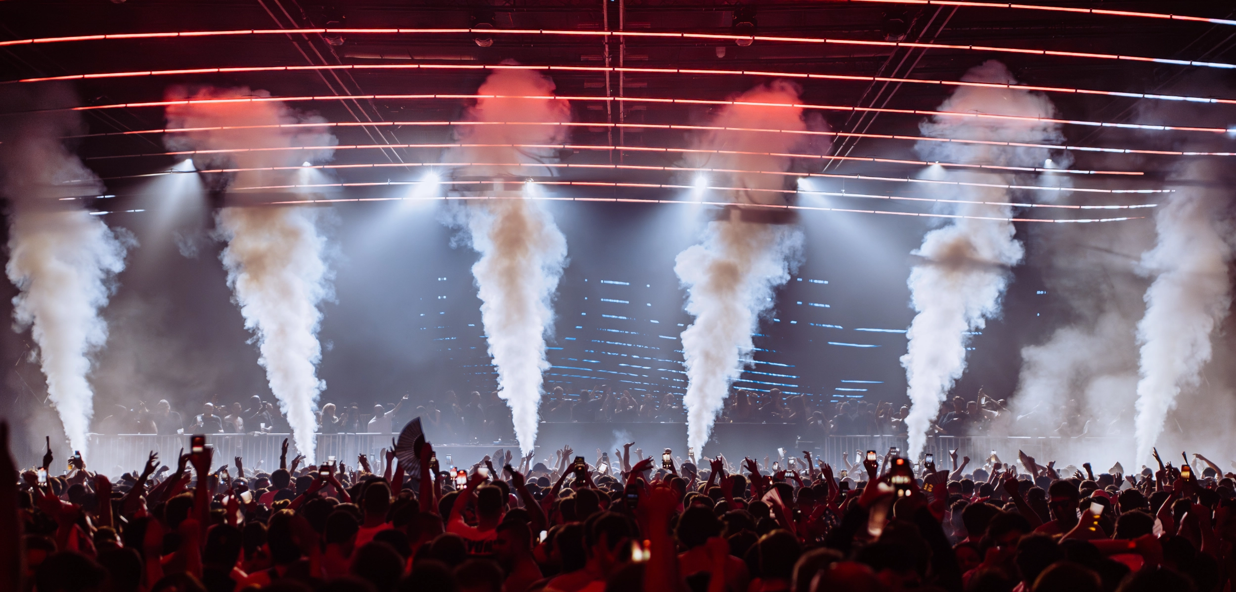 foto publico de Time Warp bailando y grabando el escenario con luces