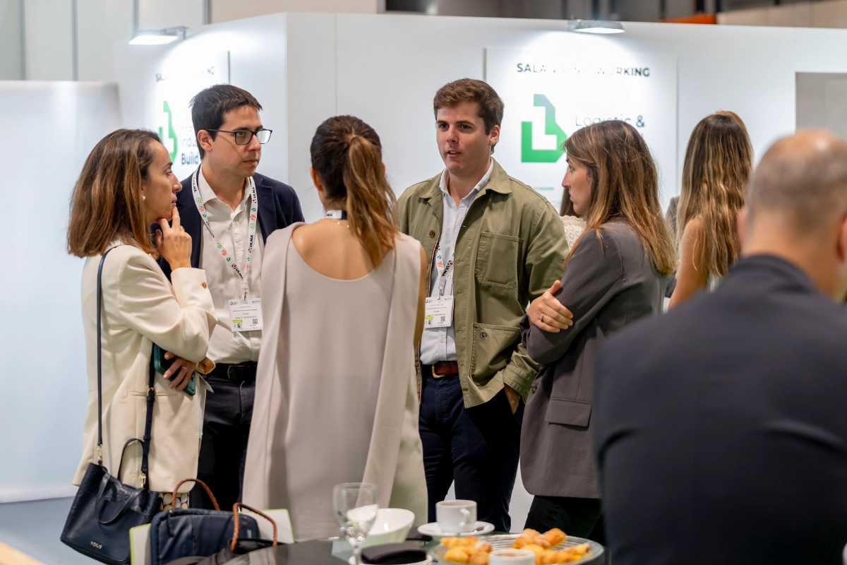 gente consultando el plano en el suelo en LIB