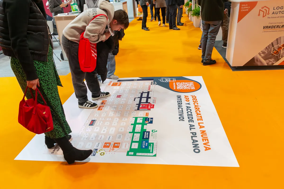 gente consultando el plano en el suelo en LIB