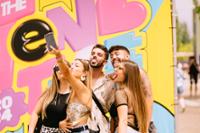 grupo de amigos hacíendose un selfie en Love The Twenties en un photocall