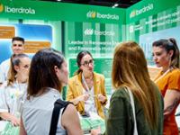 grupo de chicas hablando en el stand de iberdrola en Connecting Green Hydrogen Europe