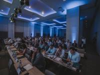 grupo de personas atendiendo en una sala en Sustainable Fuels