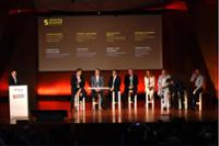 Grupo de ponentes en escenario en Sports Summit