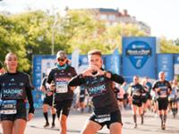 Hombre con los brazos en alto tras la prueba de la de Zurich Rock n Roll Running