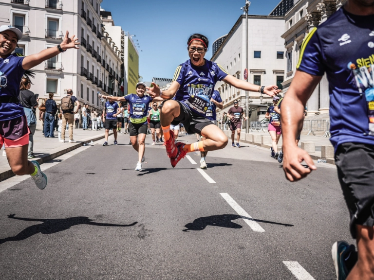 Hombre con los brazos en alto tras la prueba de la de Zurich Rock n Roll Running