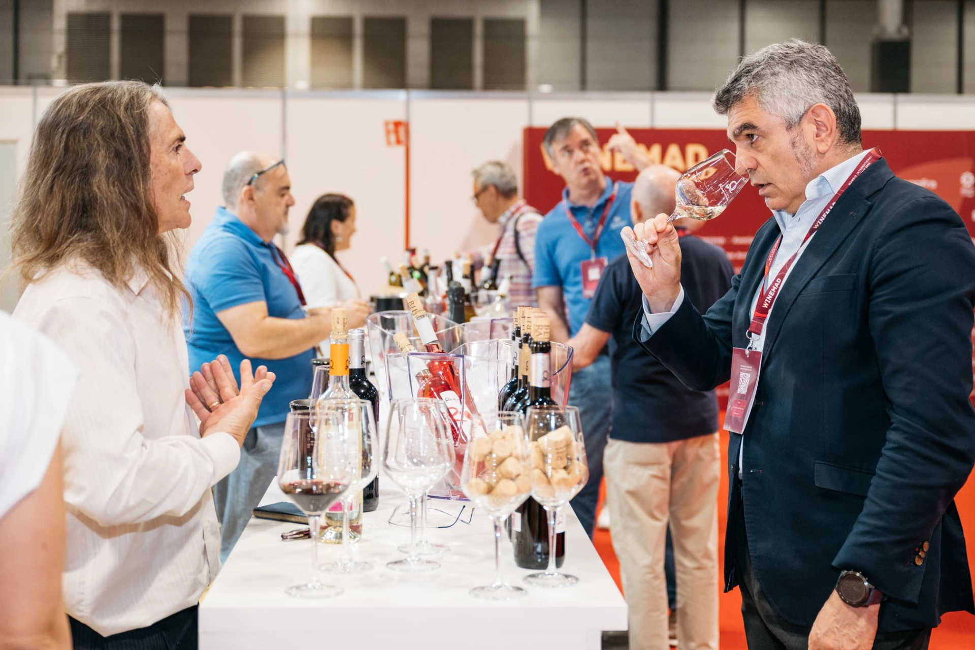 Hombre oliendo una copa de vino en WINEMAD
