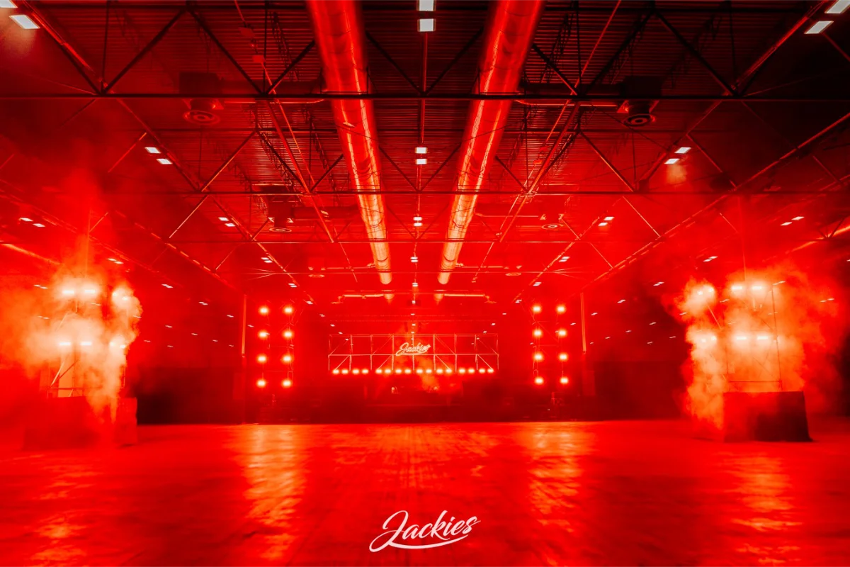 Imagen de Interocio con gente jugando a juegos de mesa