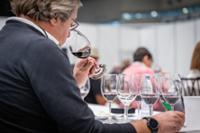 Imagen de un señor en primer plano catando y oliendo una copa de vino en Salón Peñín