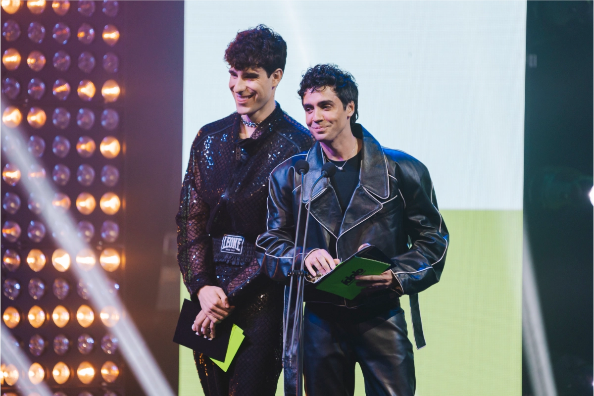 Los Javis presentando los premios idolo