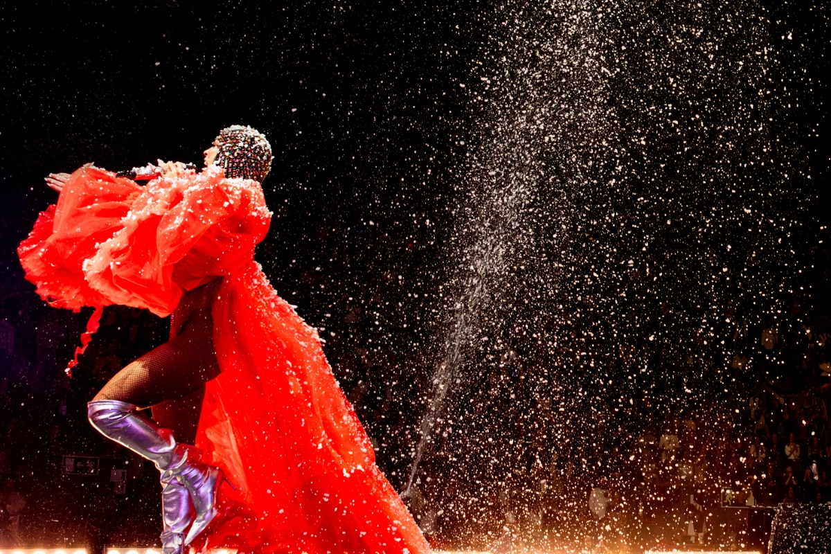 Lorena Castell en el espectaculo de Bingo para Señoras con un traje rojo sobre el escenario