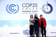 Ministra de Exteriores española junto a otros representantes internacionales