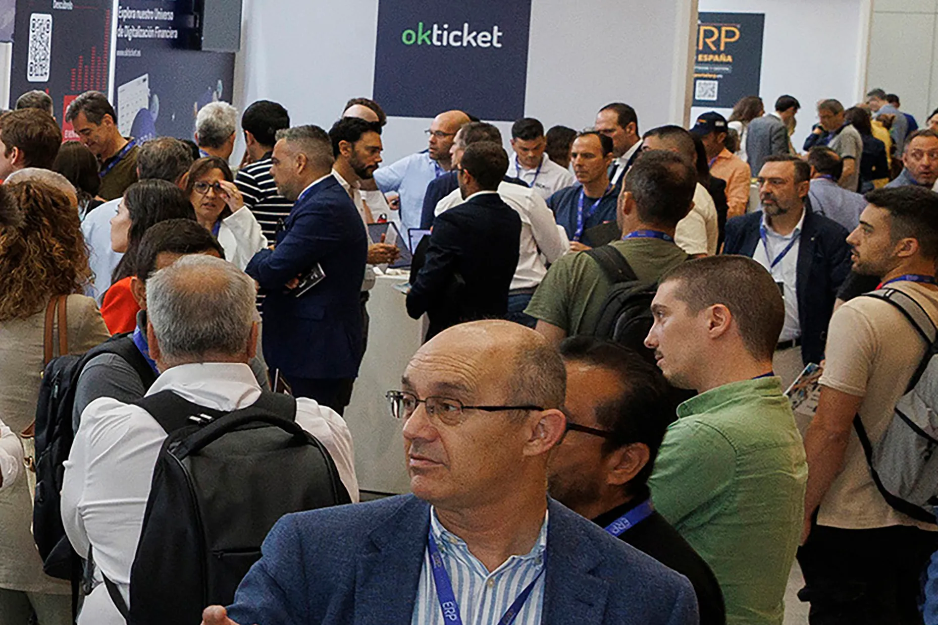 Mucha gente en la feria alrededor de los stands