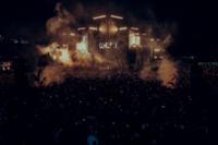 muchas personas bailando en el Experience by Camelphat