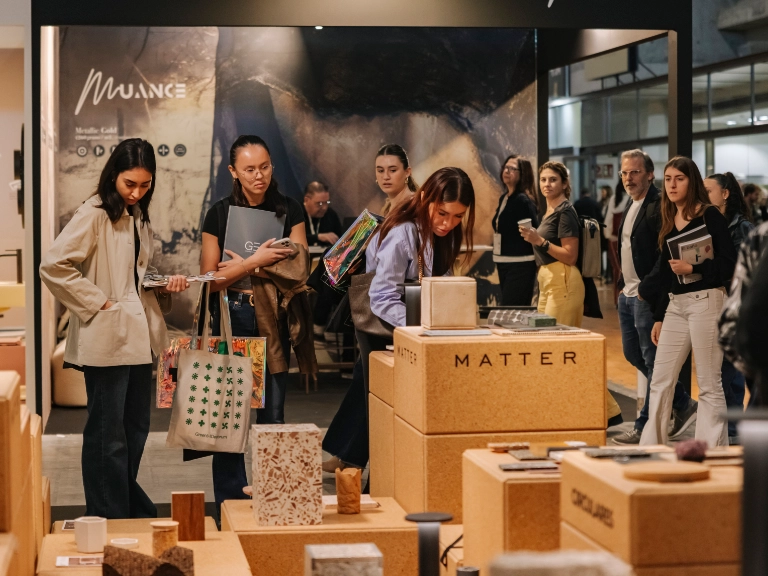 Muchas personas mirando un stand de Interihotel