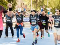 Mujer llegando a la meta de la prueba de la Zurich Rock n Roll Running