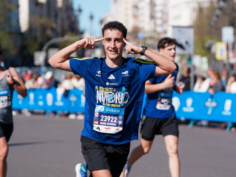 Mujer llegando a la meta de la prueba de la Zurich Rock n Roll Running