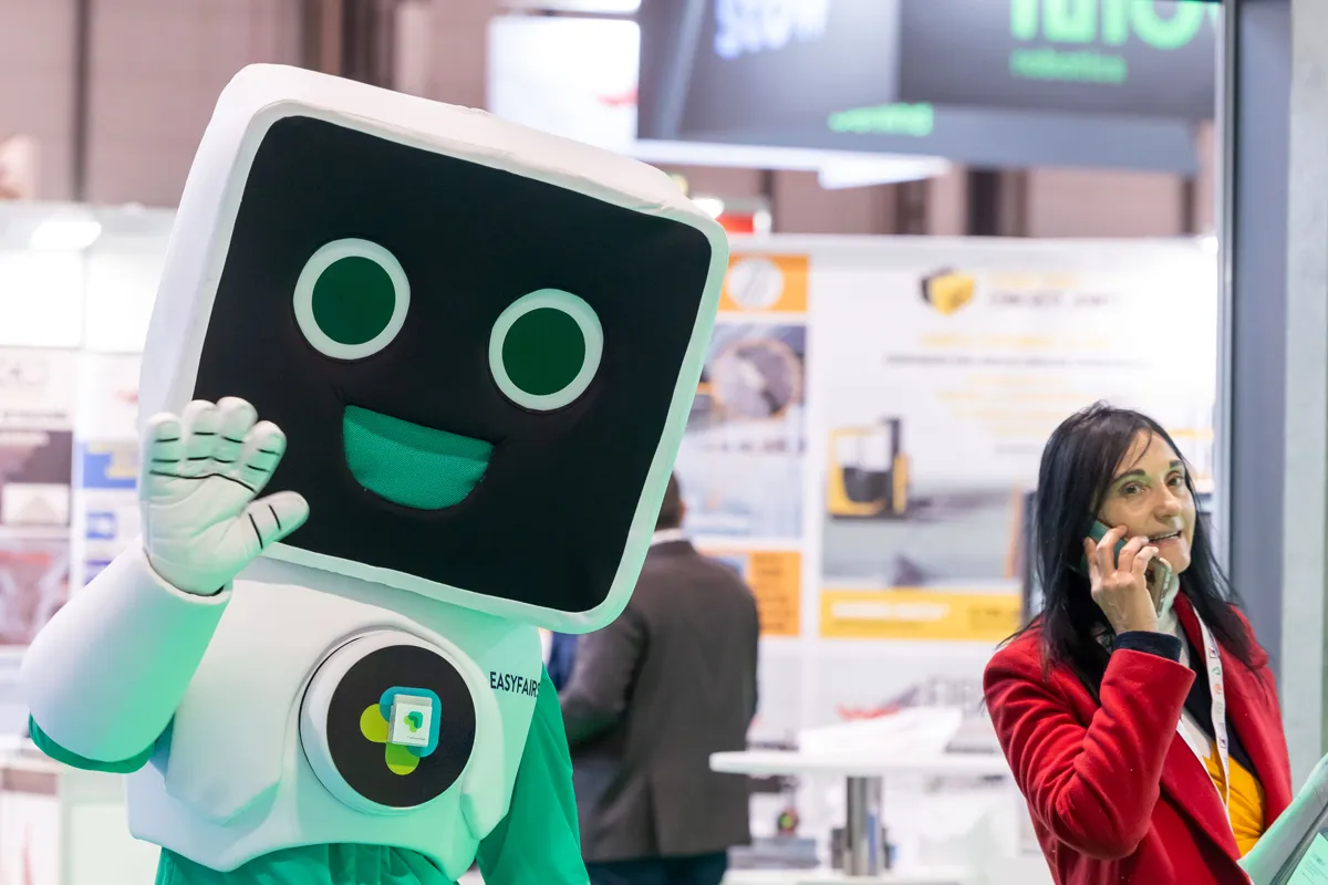 Muñeco en la feria de Logistics and automation