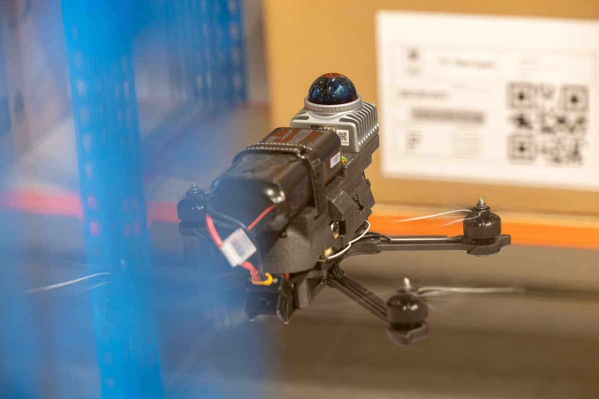 Muñeco en la feria de Logistics and automation