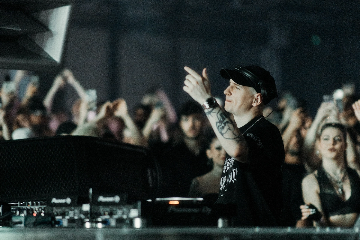 Outworld encima del escenario rodeado de gente levantando el brazo