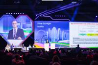 persona dando una conferencia de ESC